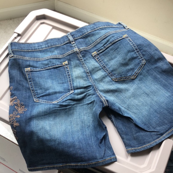 Eddie Bauer Boyfriend Blue Jean shorts, size 12. - Picture 4 of 6